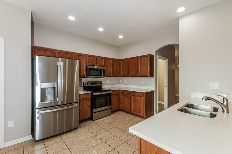2,125/Mo, 906 Windton Oak Dr Ruskin, FL 33570 Kitchen View 2