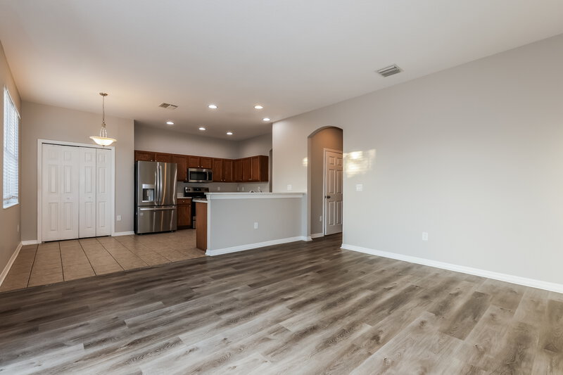 2,125/Mo, 906 Windton Oak Dr Ruskin, FL 33570 Family Room View 2