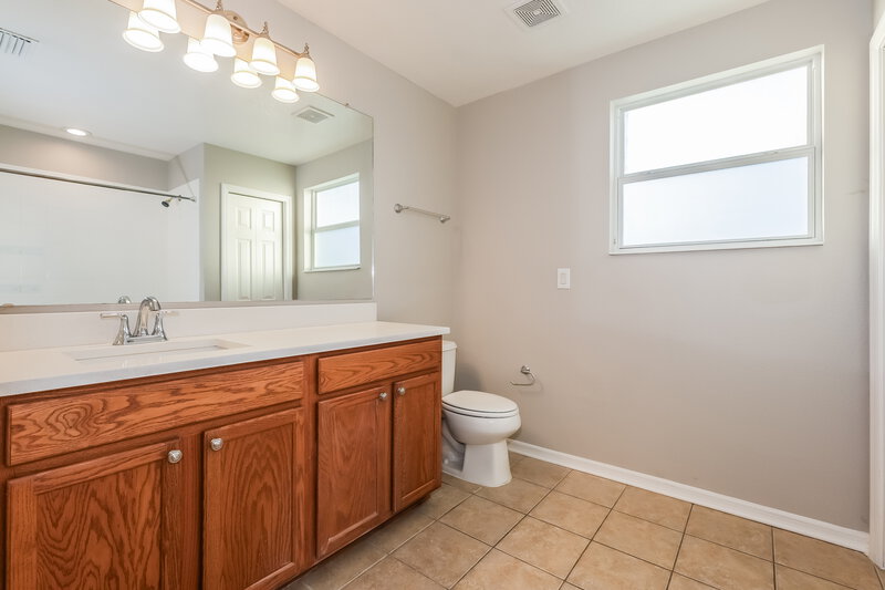 2,125/Mo, 906 Windton Oak Dr Ruskin, FL 33570 Main Bathroom View