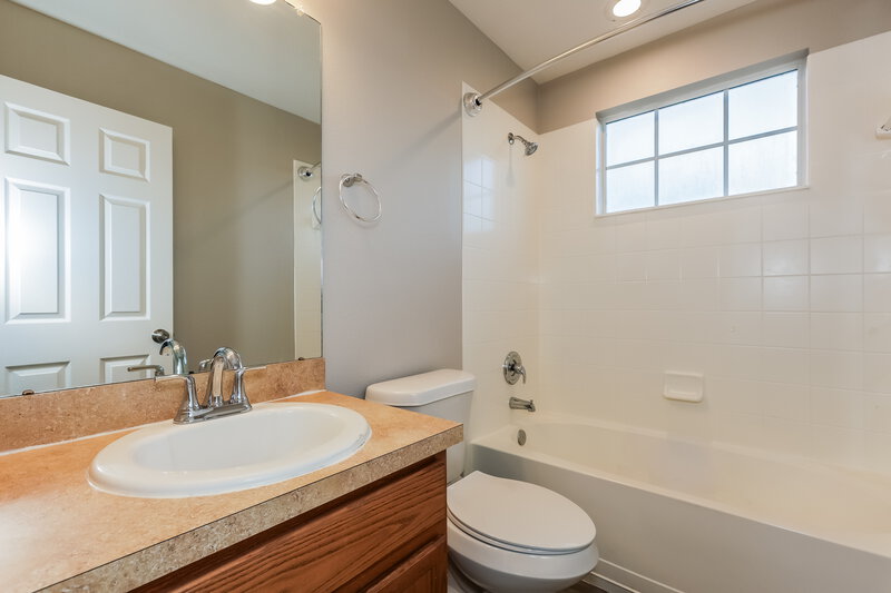 2,125/Mo, 906 Windton Oak Dr Ruskin, FL 33570 Bathroom View