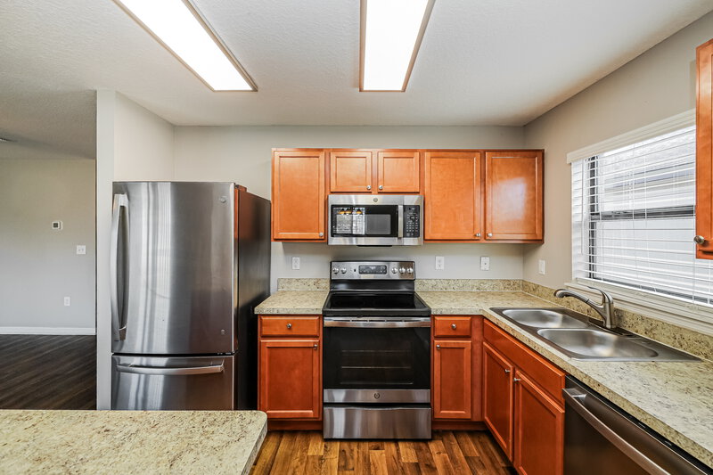 1,985/Mo, 720 Chatham Walk Dr Ruskin, FL 33570 Kitchen View