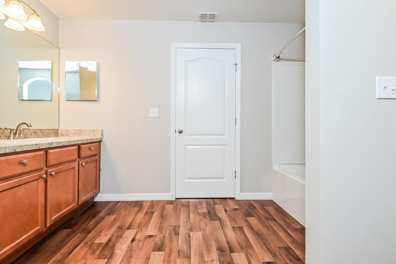 3,350/Mo, 720 Chatham Walk Dr Ruskin, FL 33570 Main Bathroom View 2