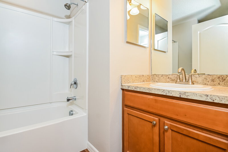3,350/Mo, 720 Chatham Walk Dr Ruskin, FL 33570 Bathroom View