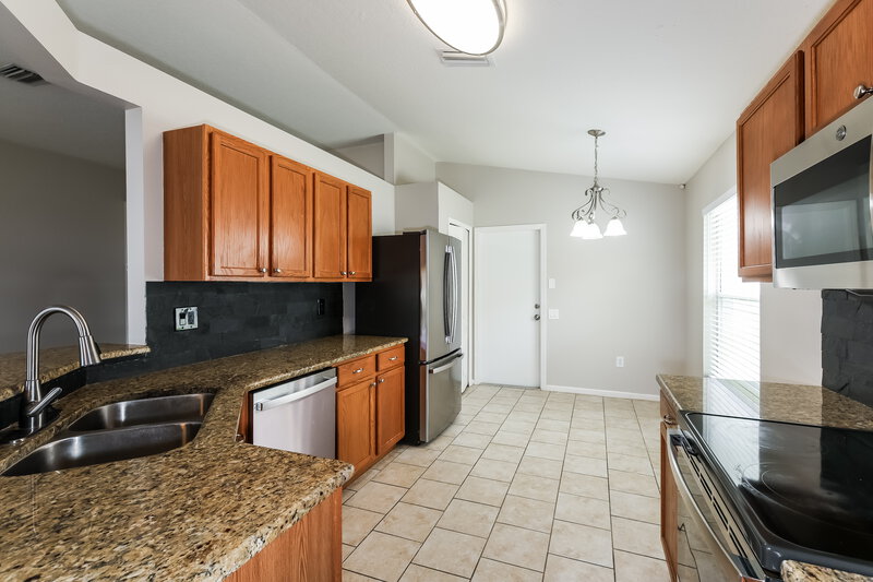 2,305/Mo, 1106 Summer Breeze Dr Brandon, FL 33511 Kitchen View 2