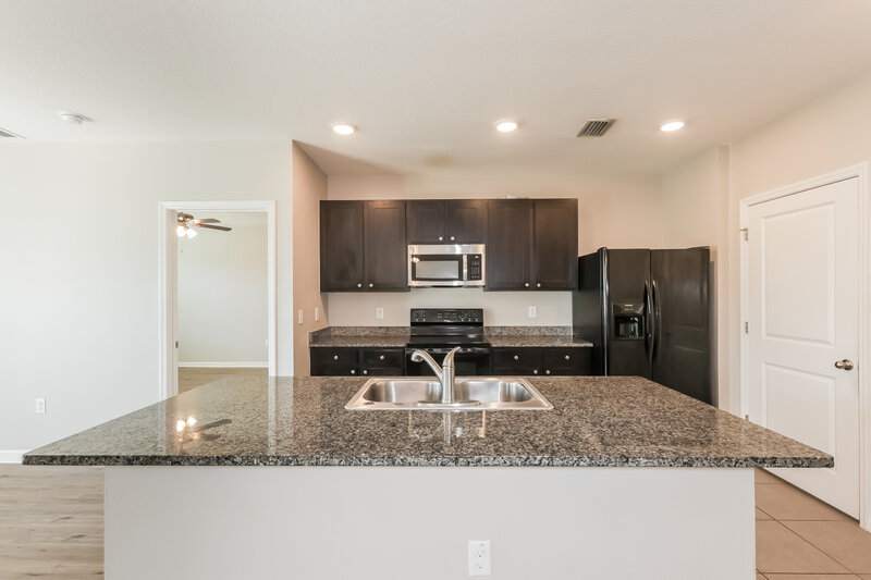 2,340/Mo, 10006 Warm Stone St Thonotosassa, FL 33592 Kitchen View