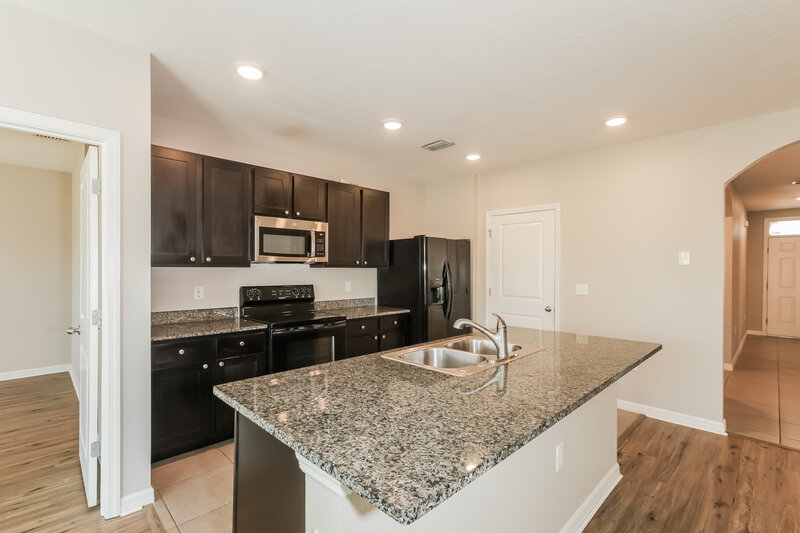 2,340/Mo, 10006 Warm Stone St Thonotosassa, FL 33592 Kitchen View 2