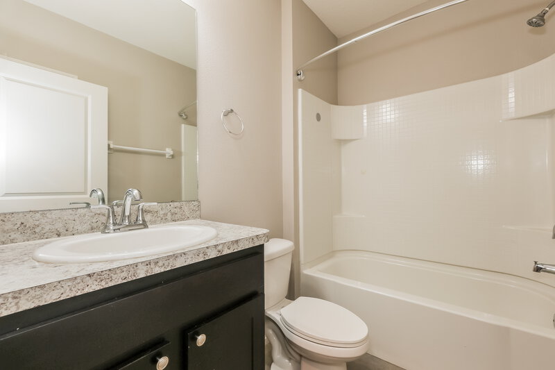 2,340/Mo, 10006 Warm Stone St Thonotosassa, FL 33592 Bathroom View