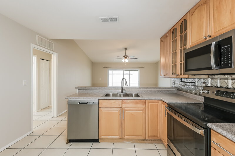 2,140/Mo, 908 Pine Ridge Cir E Brandon, FL 33511 Kitchen View
