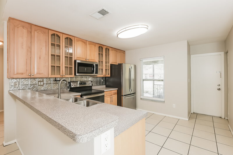 2,140/Mo, 908 Pine Ridge Cir E Brandon, FL 33511 Kitchen View 2