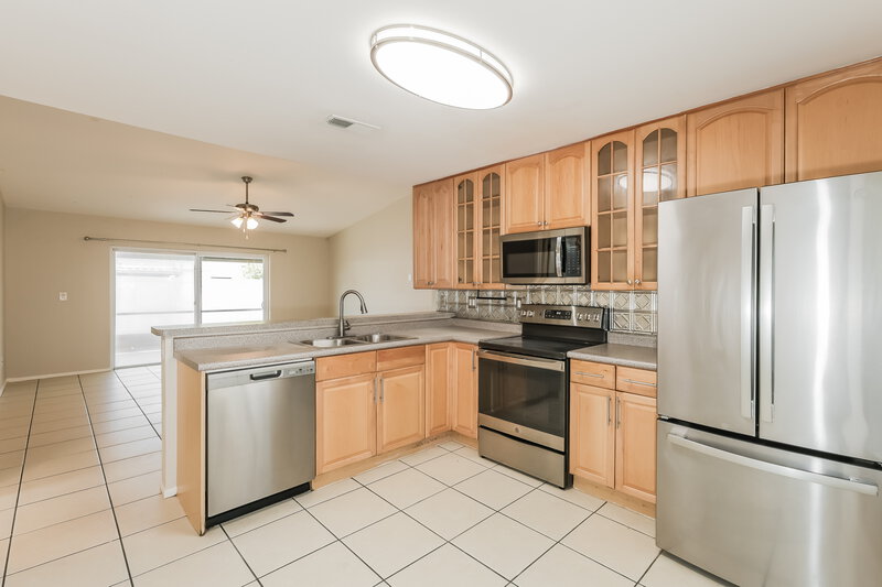 2,140/Mo, 908 Pine Ridge Cir E Brandon, FL 33511 Kitchen View 3