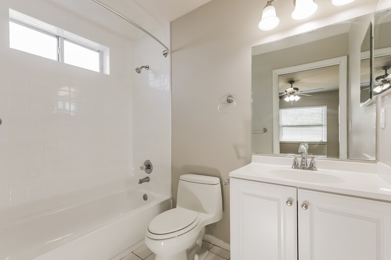 2,140/Mo, 908 Pine Ridge Cir E Brandon, FL 33511 Main Bathroom View