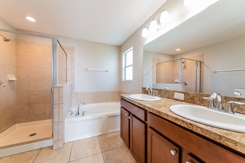 2,085/Mo, 1004 Seminole Sky Dr Ruskin, FL 33570 Main Bathroom View