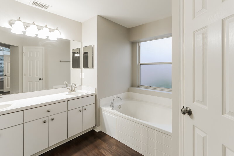 2,575/Mo, 2306 Needham Dr Valrico, FL 33596 Main Bathroom View