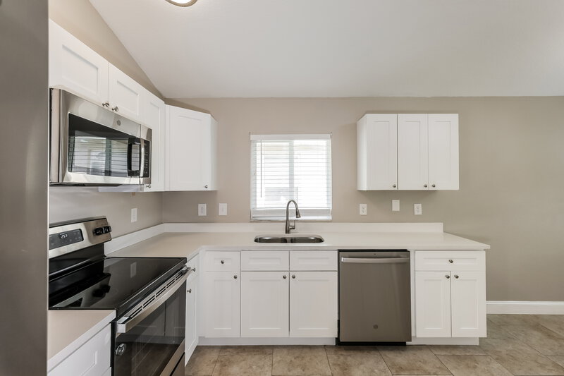 3,400/Mo, 34406 Smart Dr Zephyrhills, FL 33541 Kitchen View 3