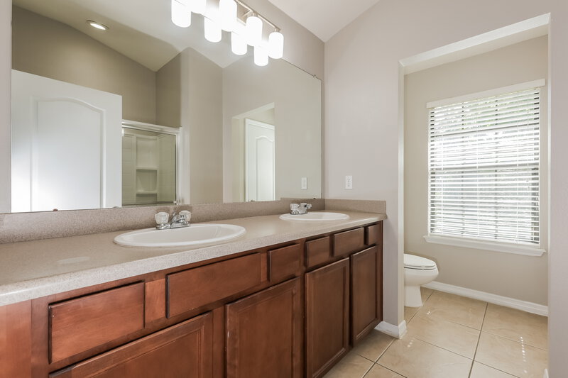 1,935/Mo, 5511 Kinglethill Dr Lithia, FL 33547 Main Bathroom View