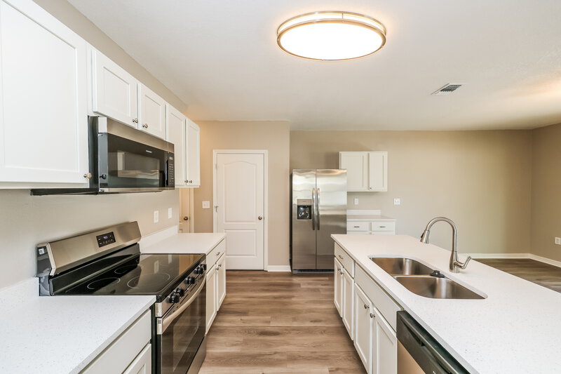 2,520/Mo, 10430 Whispering Hammock Dr Riverview, FL 33578 Kitchen View 2