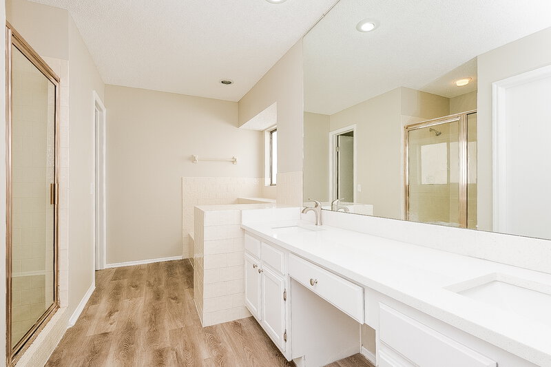 2,770/Mo, 9519 Pebble Glen Ave Tampa, FL 33647 Main Bathroom View