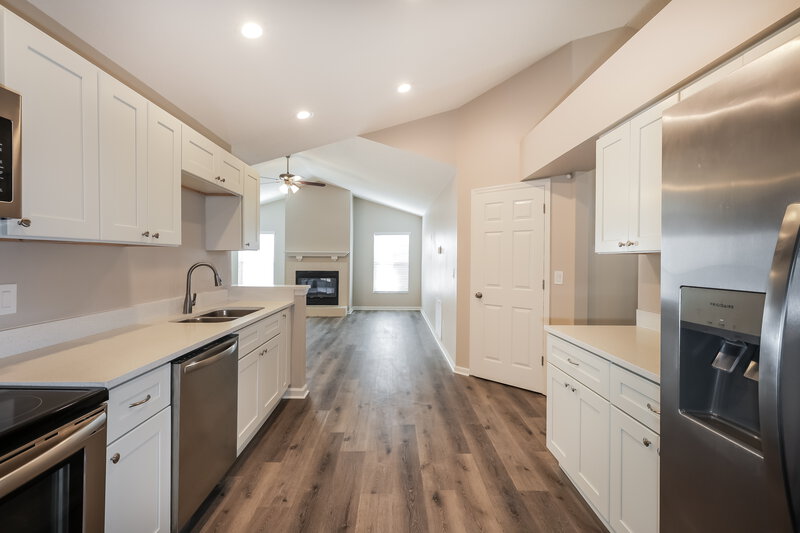 2,285/Mo, 4551 Oak River Cir Valrico, FL 33596 Kitchen View 2