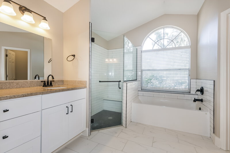 2,285/Mo, 4551 Oak River Cir Valrico, FL 33596 Main Bathroom View