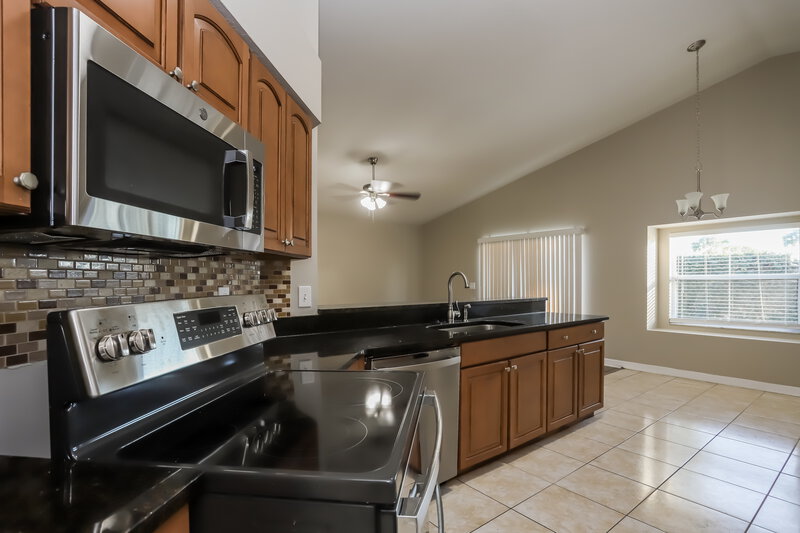 2,100/Mo, 1528 Allenton Ave Brandon, FL 33511 Kitchen View