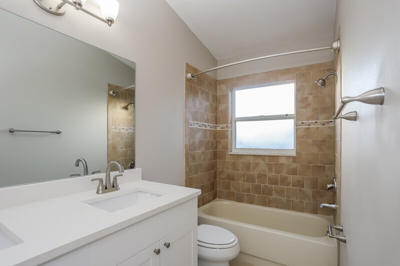 2,100/Mo, 1528 Allenton Ave Brandon, FL 33511 Main Bathroom View