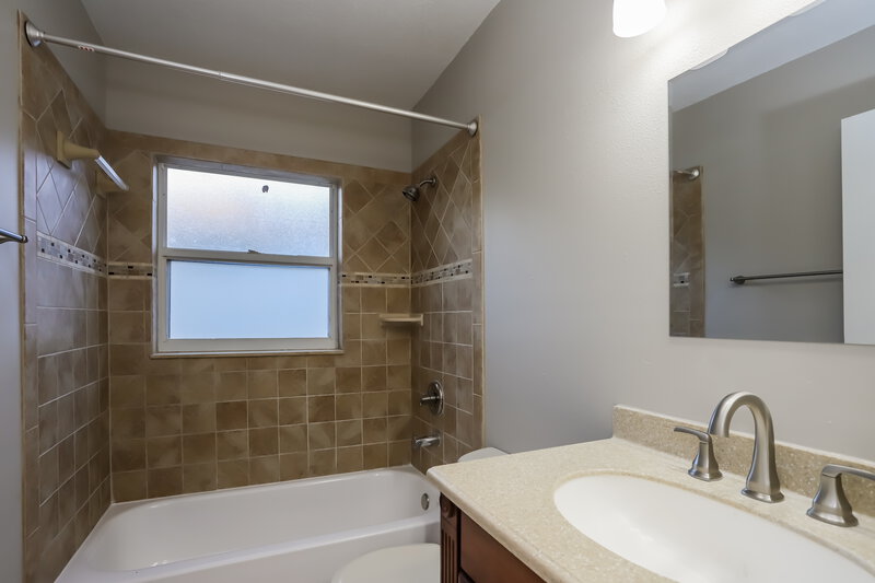 2,100/Mo, 1528 Allenton Ave Brandon, FL 33511 Bathroom View