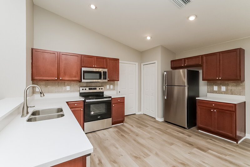 1,975/Mo, 1223 Sheridan Bay Dr Ruskin, FL 33570 Kitchen View