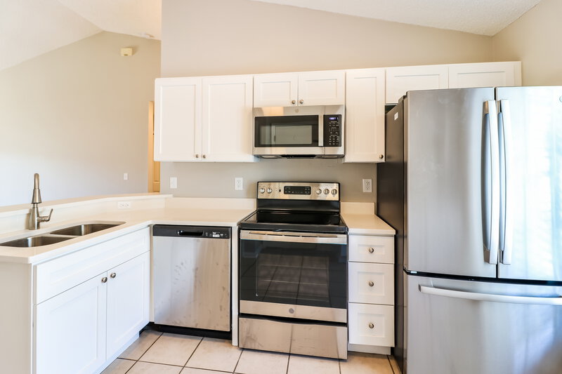 2,640/Mo, 5601 Brookdale Way Tampa, FL 33625 Kitchen View 2
