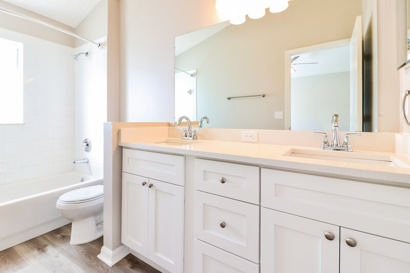 2,640/Mo, 5601 Brookdale Way Tampa, FL 33625 Main Bathroom View
