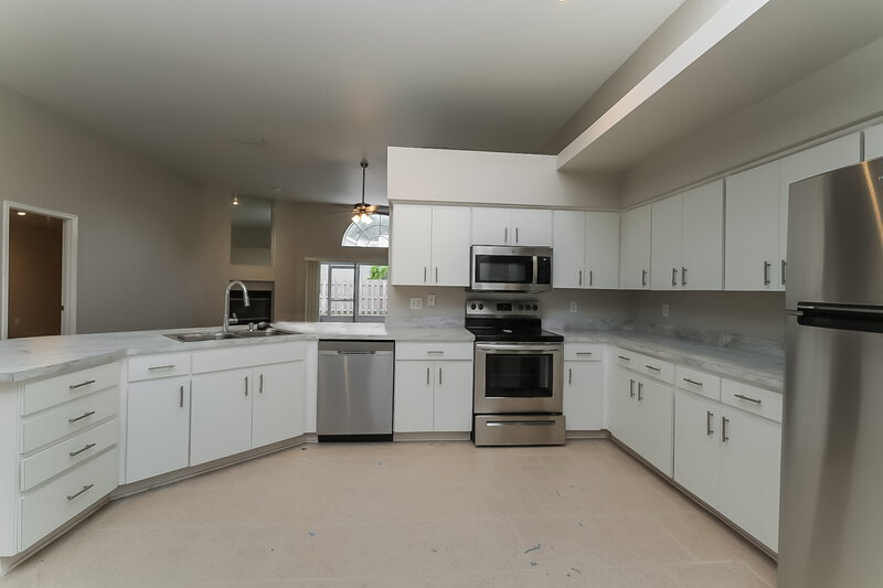 2,450/Mo, 2002 Alafia Oaks Dr Valrico, FL 33596 Kitchen View