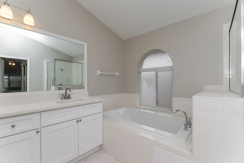 2,450/Mo, 2002 Alafia Oaks Dr Valrico, FL 33596 Main Bathroom View