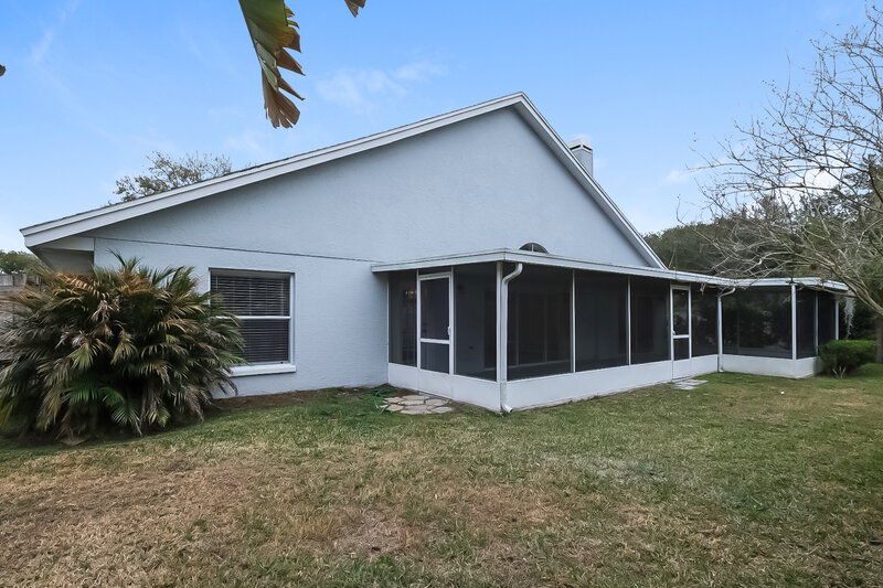 2,450/Mo, 2002 Alafia Oaks Dr Valrico, FL 33596 Rear View