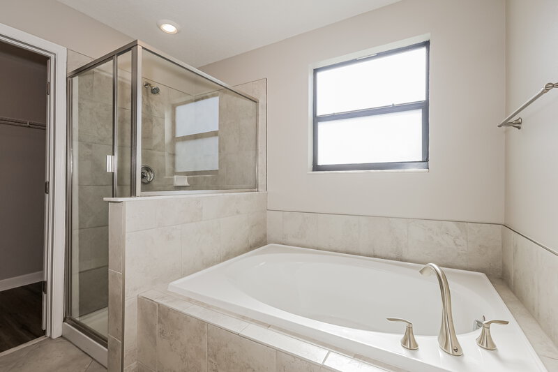 2,315/Mo, 9935 Ivory Dr Ruskin, FL 33573 Main Bathroom View 2