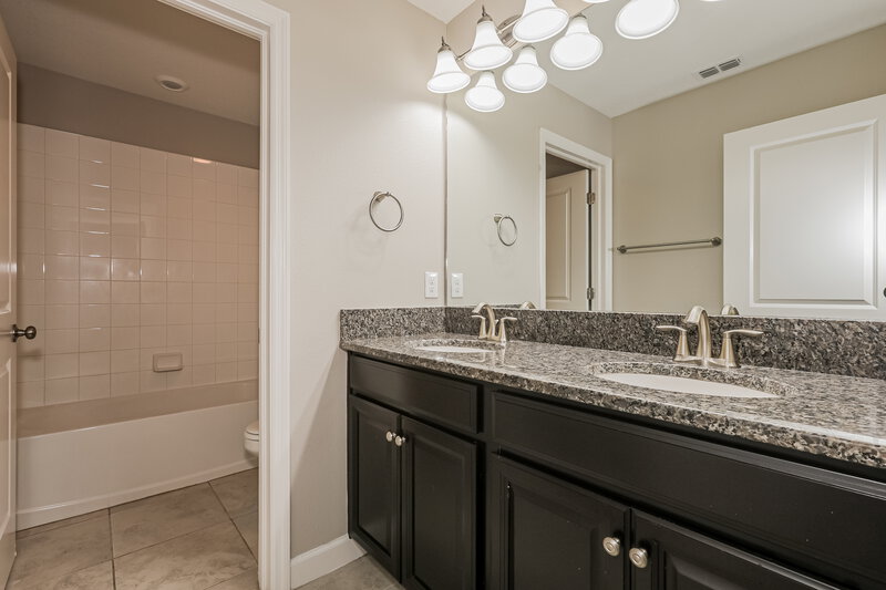 2,315/Mo, 9935 Ivory Dr Ruskin, FL 33573 Bathroom View