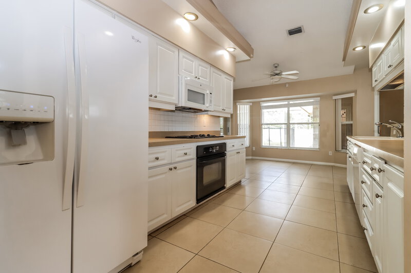 3,270/Mo, 1484 E Lake Woodlands Pkwy Oldsmar, FL 34677 Kitchen View