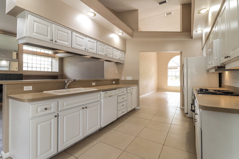 3,270/Mo, 1484 E Lake Woodlands Pkwy Oldsmar, FL 34677 Kitchen View 2