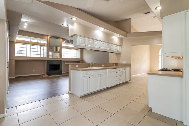 3,270/Mo, 1484 E Lake Woodlands Pkwy Oldsmar, FL 34677 Kitchen View 3