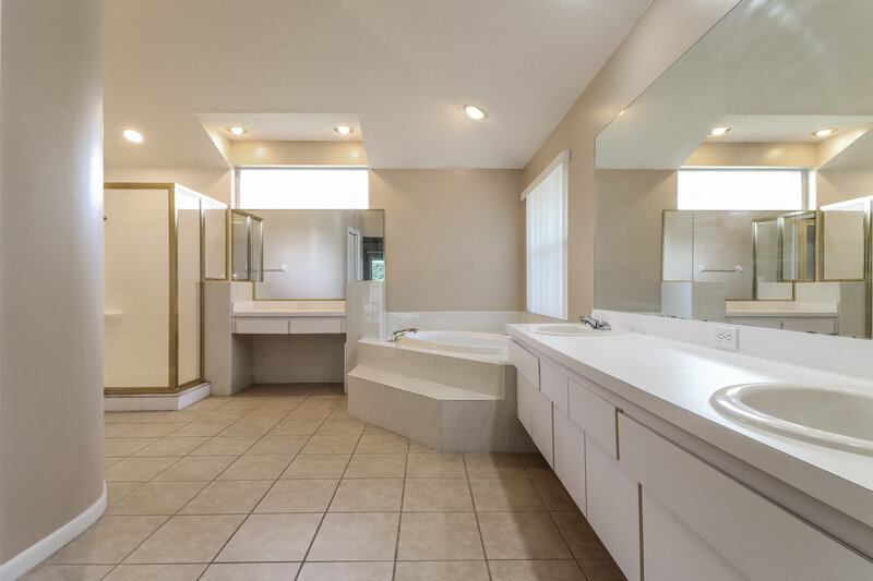 3,270/Mo, 1484 E Lake Woodlands Pkwy Oldsmar, FL 34677 Main Bathroom View