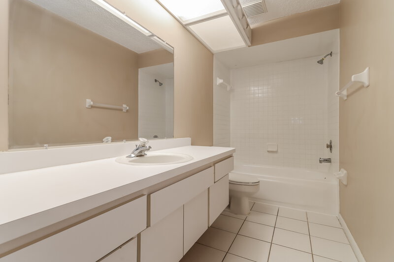 3,270/Mo, 1484 E Lake Woodlands Pkwy Oldsmar, FL 34677 Bathroom View 2