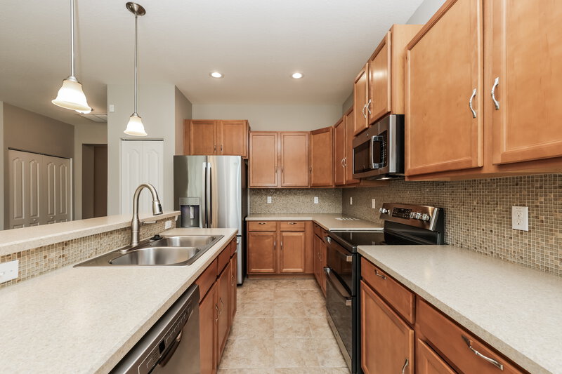 2,165/Mo, 6222 Twin Bridges Dr Zephyrhills, FL 33541 Kitchen View