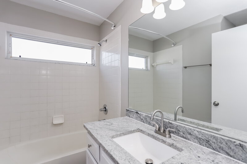 2,440/Mo, 1217 Etchfield Cir Brandon, FL 33511 Main Bathroom View