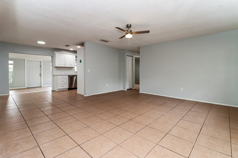 2,200/Mo, 14609 Knoll Ridge Dr Tampa, FL 33625 Living Room View 2