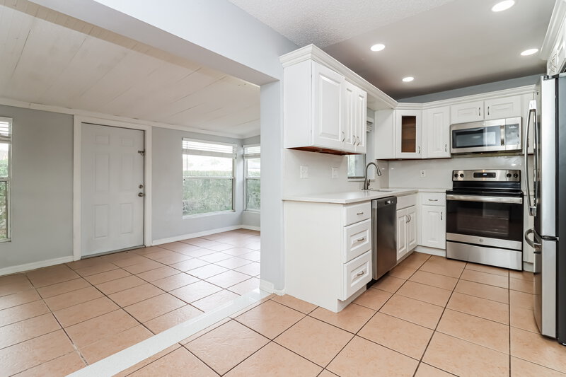 2,200/Mo, 14609 Knoll Ridge Dr Tampa, FL 33625 Kitchen View