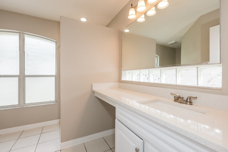 2,230/Mo, 1915 Brandon Brook Rd Valrico, FL 33594 Main Bathroom View