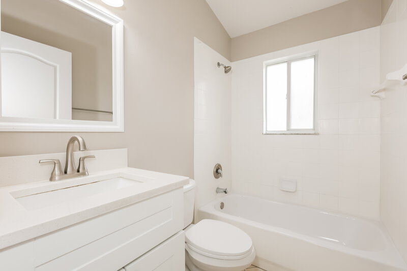 2,230/Mo, 1915 Brandon Brook Rd Valrico, FL 33594 Bathroom View