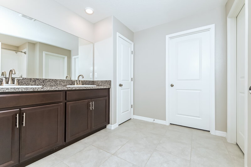 2,075/Mo, 5423 Rainwood Meadows Dr Apollo Beach, FL 33572 Main Bathroom View
