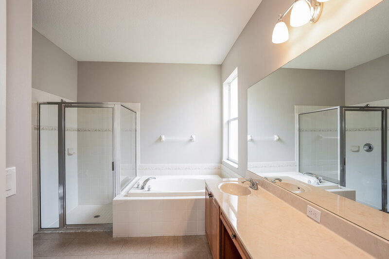 3,500/Mo, 11410 Blue Lilac Ave Riverview, FL 33578 Main Bathroom View