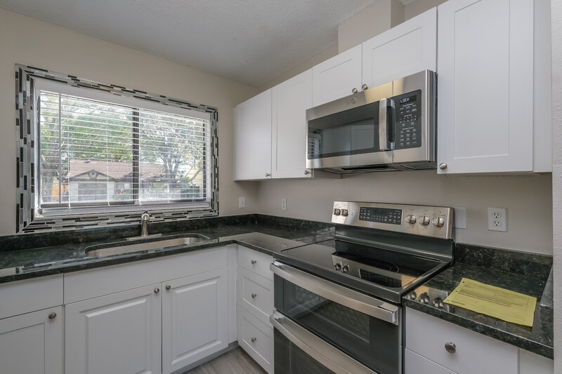 2,245/Mo, 12368 Witheridge Dr Tampa, FL 33624 Kitchen View 2
