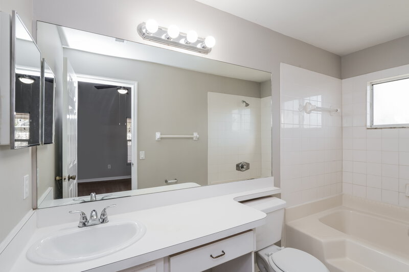 2,265/Mo, 28454 Meadowrush Way Wesley Chapel, FL 33543 Main Bathroom View