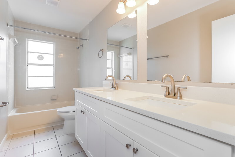 2,555/Mo, 4943 Cypress Trace Dr Tampa, FL 33624 Bathroom View